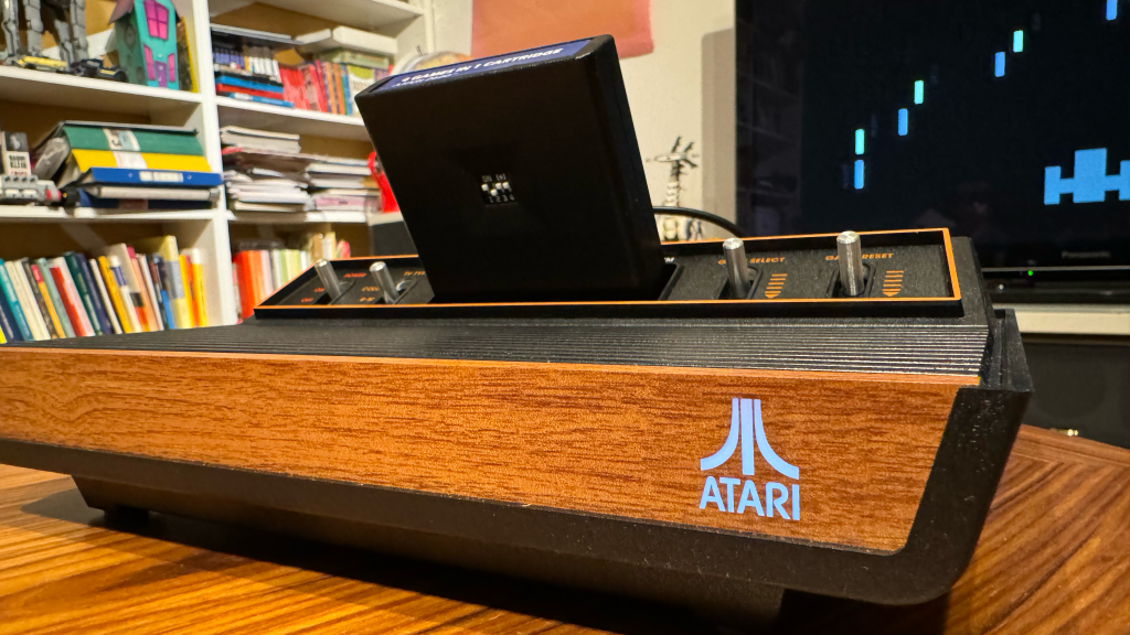 Närbild på konsolen Atari 2600 Plus.