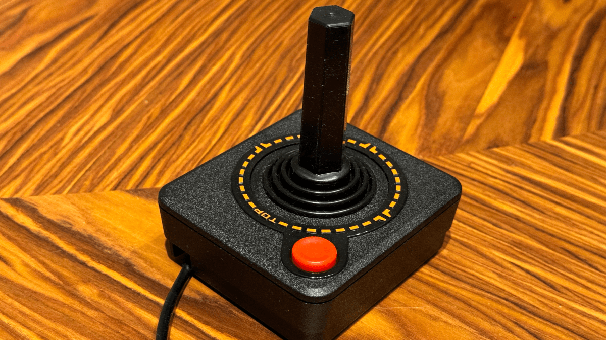 Joysticken som följer med Atari 2600 Plus.